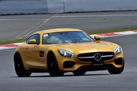 左コーナーを行く「メルセデスAMG GT S」。ボディーカラーは「AMGソーラービーム」と呼ばれるイエロー。
    