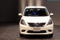 “顔”の意匠は、「力強く前を見据えるスポーティーな表情」がキーワード。