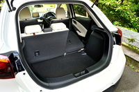 ラゲッジルームの容量は280リッター（DIN方式）。定員乗車時（後席使用時）の荷室寸法は幅が約1000mm、前後長が約666mm。後席シートバック（6：4分割可倒式）を倒せば、前後長は1332mmまで拡大される。