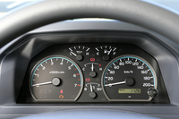 計器類はシンプルそのもの。メーターパネルには距離計、インパネには外気温計やストップウオッチなどの機能を備えたデジタル時計が装備されるが、燃費計やマルチインフォメーションディスプレイは備えられていない。