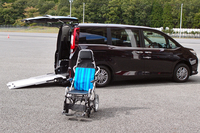 
	「エスクァイア」には福祉車両「ウェルキャブ」も用意される。今回トヨタは、使用者の快適性や介助者の利便性に考慮した車いす「ウェルチェア」（写真手前）も新たに開発した。（写真＝webCG）
	