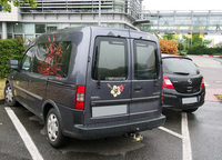 従業員駐車場で。ハワイアンな柄がちりばめられた「オペル・コンボ」。