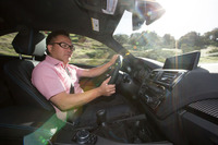 ステアリングを握る筆者。操るモデルは日本には導入されないMT仕様。
	 