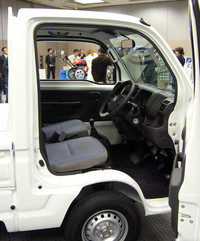 乗り降りのしやすさと室内の広さを謳う新型のキャビン。ウォークスルーできる。