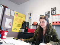 民間車検場の新人、アリーチェ嬢。