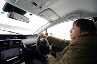 特設の雪上コースで「ベクター4シーズンズ ハイブリッド」を試す筆者。