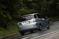 青みがかった透明なリアコンビランプやメッキのガーニッシュは、ハイブリッド仕様の証し。テスト車のボディカラー「グリーンオパールメタリック」も、ガソリン仕様では選べない。