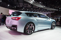 「スバル・アドバンスド ツアラー コンセプト」のリアビュー。
