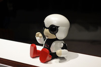 バッテリーレベルが低下すると、眼のLEDが消灯する。