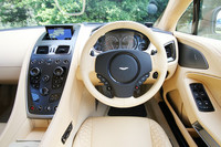 上質なレザーに囲まれたインテリア。モダンでシンプルな印象だ。ステッチなど各所に、手仕事ならではの味わいが感じられる。