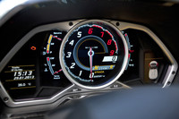 メーターのアップ。液晶表示の回転計を中心に、左右対称型のインフォメーションディスプレイが配備される。右端には、ドアの開閉状況を示す画面も。