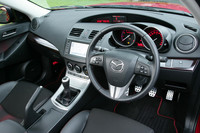 レッドを所々にあしらいスポーティ感を演出したマツダ車らしいコクピット。