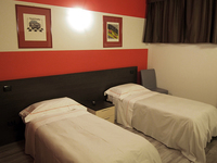 モダンな家具で統一された客室。