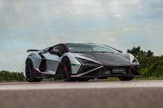 “SV”を名乗る特別な「ランボルギーニ・レヴエルト」の走りとは？ イタリアから報告する。

