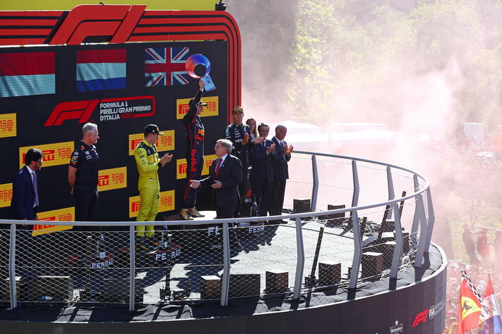 F1第16戦イタリアGPを制し、表彰台の頂点で高々とトロフィーを掲げるレッドブルのマックス・フェルスタッペン。同GP初ポディウムにして初優勝、7月のフランスGPから自身初の5連勝を達成し、次戦でタイトル獲得の可能性が出てきた。（Photo=Getty Images / Red Bull Content Pool）