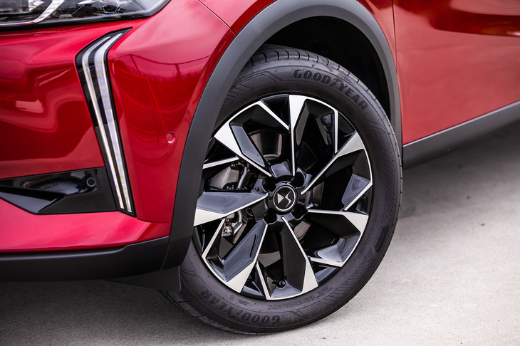 切削加工とブラック塗装を組み合わせた18インチアルミホイールを標準で装備。今回の試乗車は215/55R18サイズの「グッドイヤー・エフィシェントグリップ パフォーマンス2」タイヤを組み合わせていた。