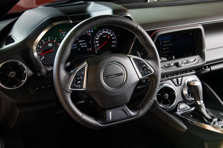 ステアリングホイールは革巻きのフラットボトムタイプ。アシストは電動の車速感応式で、走行状態によってステアリングギア比が変わる、バリアブルギアレシオ機構も備わる。