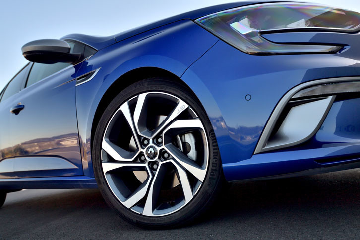 「メガーヌGT」の18インチアルミホイール。タイヤはコンチネンタルの「コンチスポーツコンタクト5」が組み合わされていた。