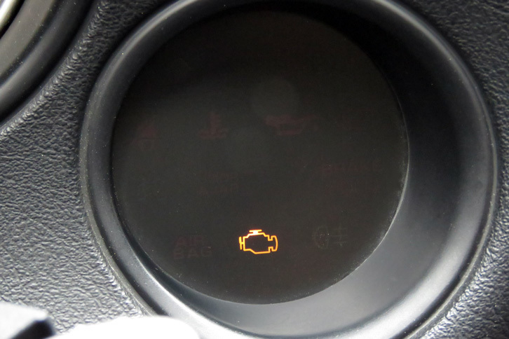 いまわしきエンジンチェックランプ。オートバックス代官山店に診てもらった後は消えていたのだが、程なくして復活してしまった。