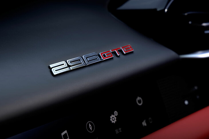 「296GTB」という車名は、排気量と（厳密な排気量は2992ccだが）シリンダー数を合わせた3ケタの数字に、「グラン・トゥーリズモ・ベルリネッタ」の頭文字を組み合わせたもの。往年のフェラーリを知る人なら、この命名法を懐かしく感じることだろう。