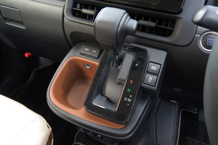 トヨタ・シエンタZ 7人乗り（シフトセレクター＆センターコンソール）