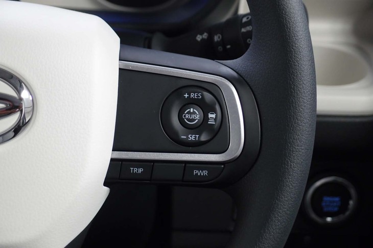 ダイハツ・ムーヴ キャンバス ストライプス（クルーズコントロールのスイッチ）