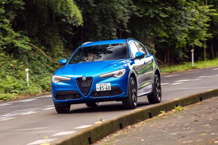 「ステルヴィオ」の足まわりは総アルミ製。サスペンション形式は、フロントがダブルウイッシュボーン式でリアがマルチリンク式。