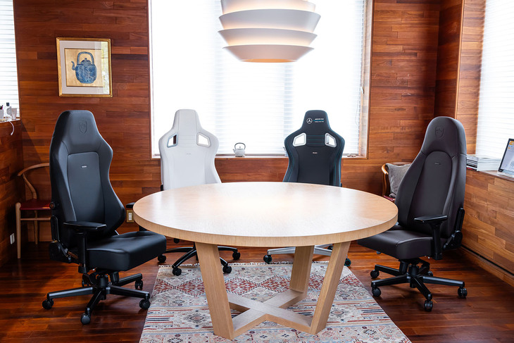 ノーブルチェアーズの主な最新ラインナップ。左からブラックでコーディネートされた「HERO - BLACK EDITION（ヒーロー ブラックエディション）」、専用の白い表皮を採用する「EPIC - WHITE EDITION（エピック ホワイトエディション）」、神戸アレック氏が日常的に使用している「EPIC - Mercedes-AMG PETRONAS F1 Team - 2021 EDITION（エピック メルセデスAMGペトロナスF1チーム 2021エディション）」、流線形のバックレストがインテリアにもマッチする「ICON - JAVA EDITION（アイコン ジャワエディション）」。