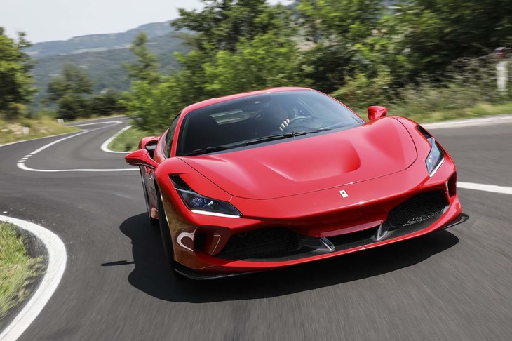 「F8トリブート」の乾燥重量は1330kgと公表される。先代モデルにあたる「488GTB」比で40kg軽い仕上がりとなっている。