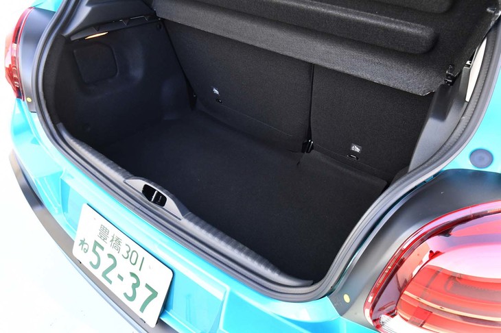 5人乗車時のラゲッジルーム。開口部手前のリムがやや高いのは、荷物の積み下ろしの際に気になるところ。