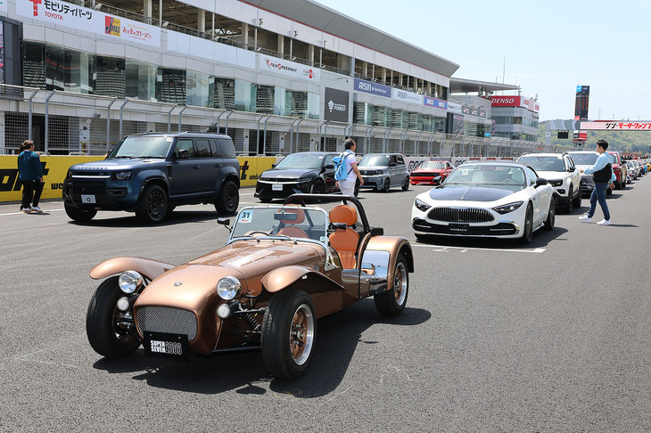 「スーパーグリッドウォーク」には、国内外の最新モデルも並ぶ。高級車やスーパーカーだけでなく、ピュアライトウェイトスポーツである「ケータハム・スーパーセブン2000」なんて変わり種も……。