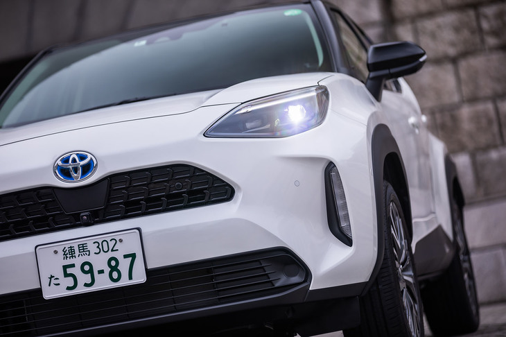 先に発売された「ヤリス」の姉妹車という位置付けの「ヤリス クロス」だが、ボディーはひとまわり大きく、独自のエクステリアデザインが採用されている。