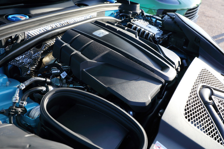 「マカンS」のパワーユニットは3リッターV6ターボエンジン。このたびの改良でパワーとトルクが上乗せされ、最高出力354ps、最大トルク480Nmとなった。