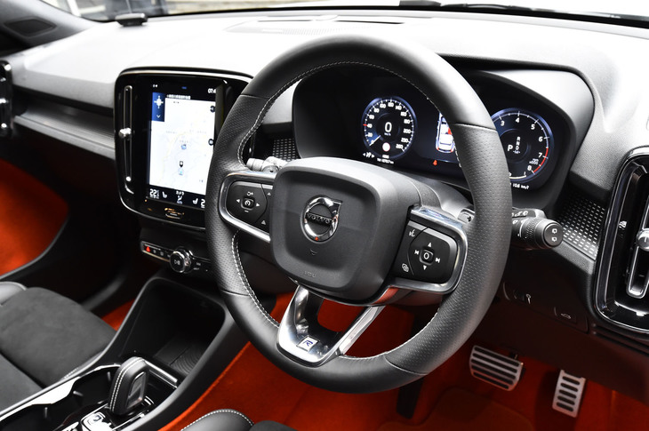 「XC40 T5 AWD R-DESIGN ファーストエディション」の本革巻きステアリングホイール。シフトパドルが備わる。