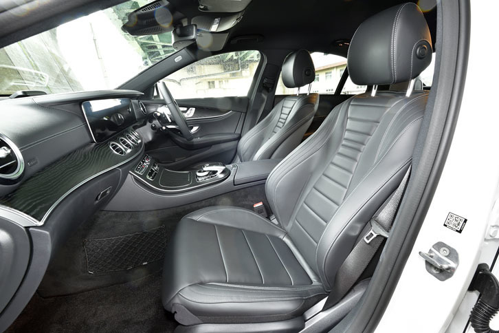 標準のシートはスエード調ファブリックと人工皮革のコンビシートだが、試乗車にはオプションのナッパレザーシートが装着されていた。