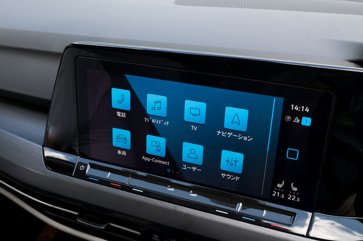ダッシュボードに備わるインフォテインメントシステムの10インチモニター。空調の操作やオーディオの音量調整などは、モニター下に備わるタッチ式のスライダーで行う。