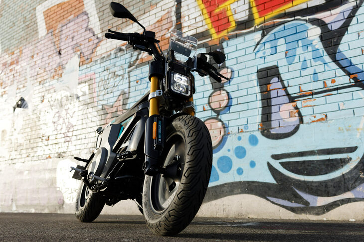 2023年7月に発表された「BMW CE 02」。その独創的なスタイルから、BMWは同車を「eモーターサイクルでもeスクーターでもない、新しい都市向け電動ビークル『eパルクーラー』」と表している。