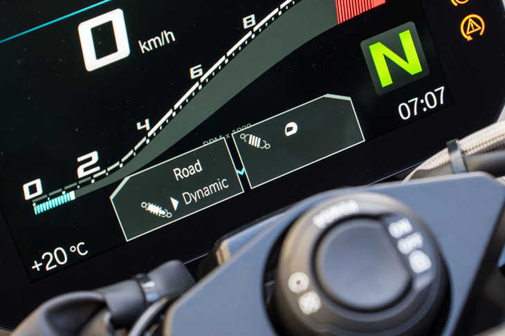 「DDC」（電子制御サスペンション）は「プレミアムライン」に含まれるオプション装備。走行モードとは別に減衰特性の切り替えが可能だ。