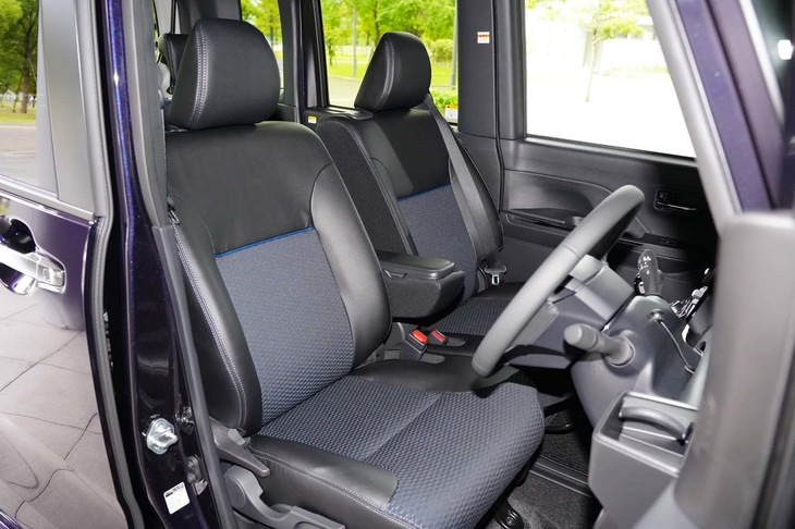 シートは合皮の使用面積を拡大。ファブリックやステッチにもブルーが使われる。