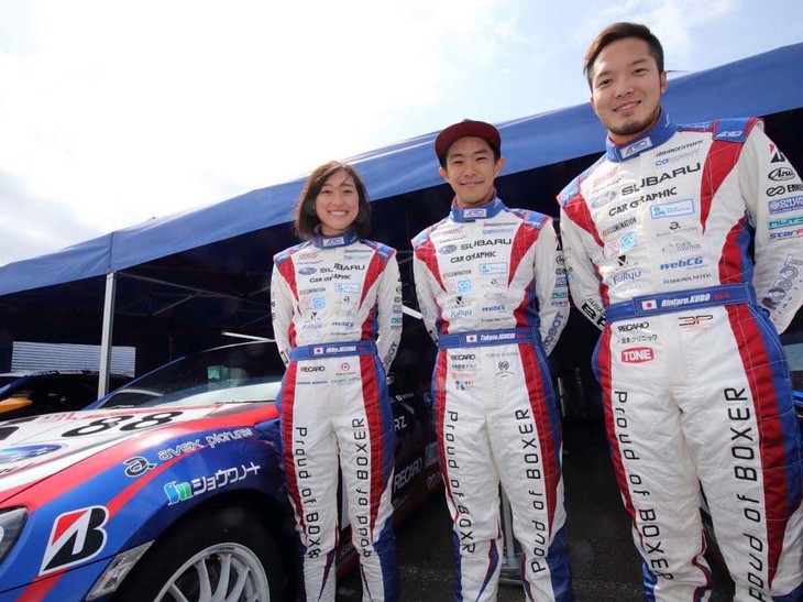 こちらはドライバー3人のみでの撮影。写真左から池島実紅（私）、井口卓人選手、そして久保凜太郎選手。今年はレーシングスーツも新調され、昨年とはまた少し違ったシャープなラインが際立つスーツになりました。マシンのカラーリングともリンクしたデザインになっており、個人的にはとてもお気に入りです。