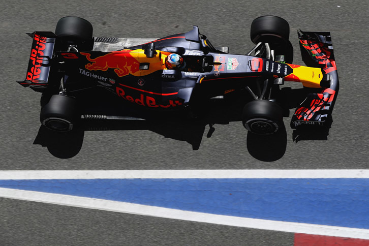 シーズン序盤にメルセデス、フェラーリから後れを取ったレッドブル。パワー不足を補うべく、スペインでは空力パッケージを見直してきた。ダニエル・リカルド（写真）は予選6位、レースでは上位の脱落もあり今季初表彰台となる3位でゴール。予選でのタイム差は縮めてきたが、レースでは1分以上も遅れてしまった。まだ2強と肩を並べるまでには至っていない。（Photo=Red Bull Racing）