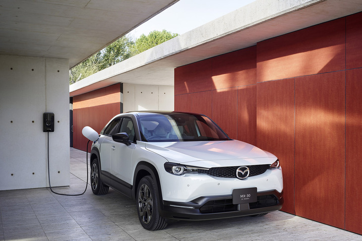 マツダは2025年3月31日をもって、同社初の量産電気自動車「MX-30 EVモデル」の生産を終了した。現在MX-30はPHEVの「ロータリーEV」と、マツダが「e-SKYACTIV G 2.0」と呼ぶマイルドハイブリッドシステムを搭載するガソリン車の2種類のみがラインナップされる。