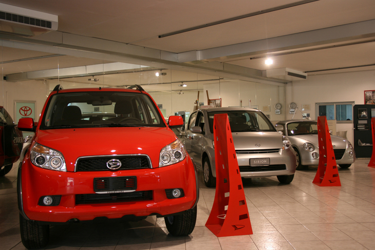 シエナのユーロモータースでは、トヨタのショールームにダイハツのコーナーが併設されていた。2007年撮影。