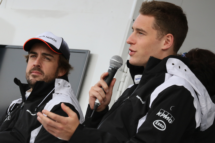 マクラーレン・ホンダトークショーには、フェルナンド・アロンソ選手に加えて、2017年からドライバーを務めるストフェル・バンドーン選手が登場。「ベストを尽くし、ふたり力を合わせて頑張りたい」と抱負を述べた。