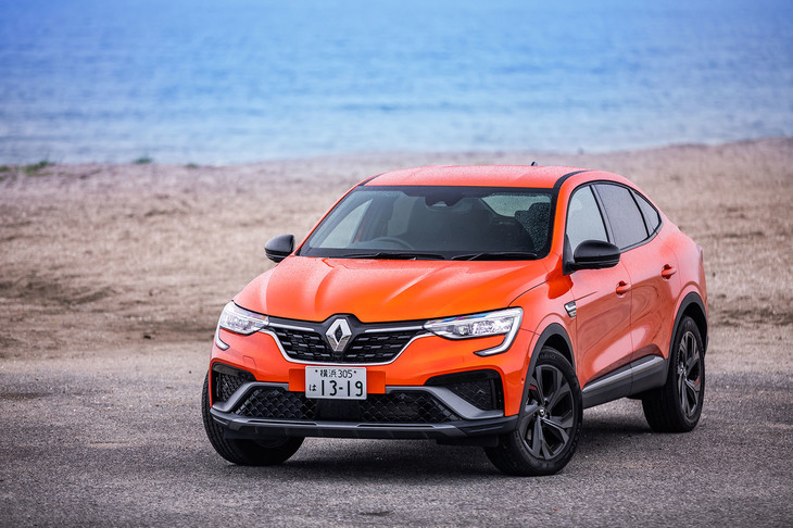 2022年2月に日本導入が発表されたルノーの新しいハイブリッドSUV「アルカナ」。車名は「神秘」という意味を持つラテン語から命名された。日本においては「R.S.ラインE-TECHハイブリッド」のモノグレード展開で、車両本体価格は429万円。