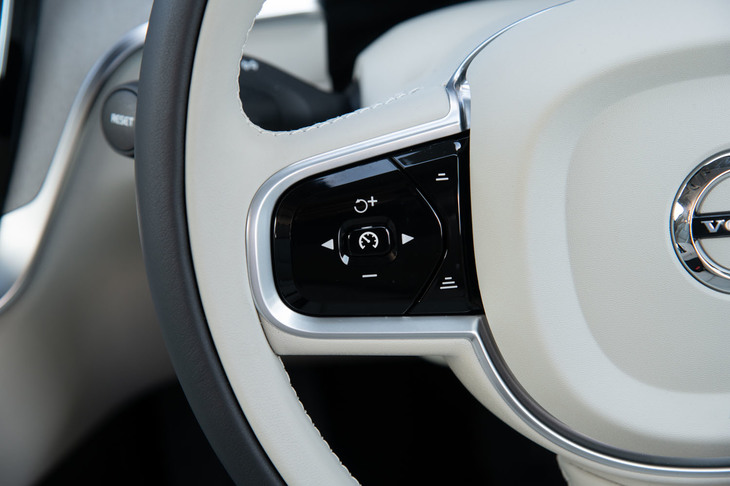 ステアリングホイールに備わる全車速対応型アダプティブクルーズコントロールのスイッチ。日産やBMWのそれのような“ハンズフリー機能”は備わらないが、加減速、操舵支援ともに自然で痛痒（つうよう）のない制御を実現している。