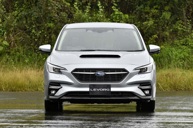 新型「レヴォーグ」の全長は、先代に比べ65mm増しの4755mm。しかし、国内ユーザーの使用環境に配慮して、全幅は1800mm以下（1795mm）に、全高は1500mmに抑えられた。