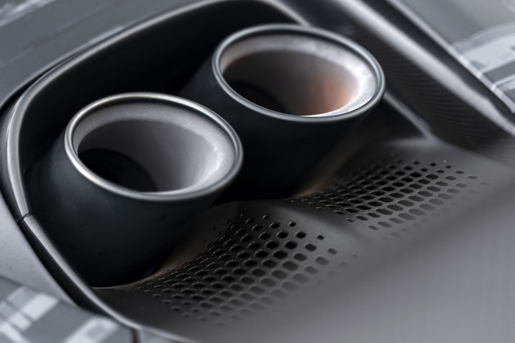 排気口は特徴的な4本出し。「視覚・聴覚的な演出の最大化」を目的とする上部の2本（写真）と、アンダーボディーのベンチュリ―トンネル両側に配置される2本とで構成される。