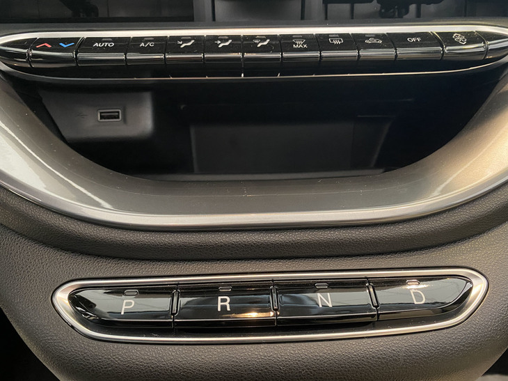 シフトセレクターはボタン式が採用されている。