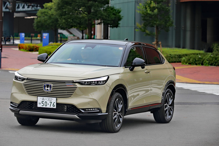 メーターの表示を見ていると、状況に応じて柔軟に3つのモード（特にハイブリッドモードとEVモード）を使い分けているのがわかる。そうして効率のいい走りを追求しているのだ。